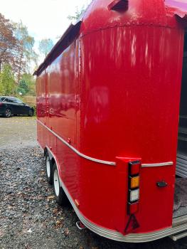 Glanzvoller Gastronomiecharakter in Rubinrot. Dieser Airstream hat eine Edelstahlausstattung, die sich manche wünschen würden.Die Länge misst 4.50 Meter - ohne Deichsel, Sonderausstattung